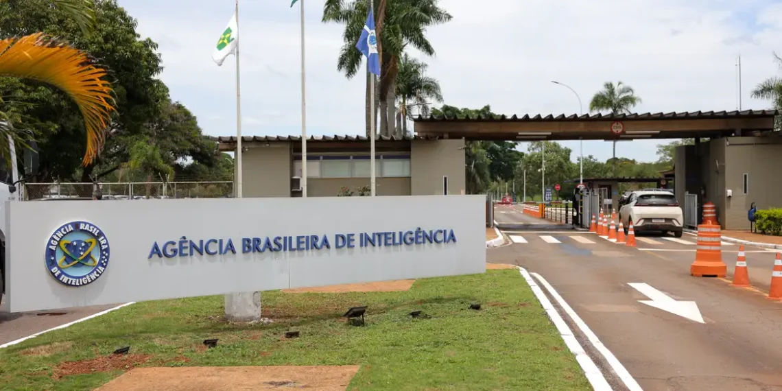 Carlos Bolsonaro e Alexandre Ramagem são indiciados pela PF em inquérito sobre espionagem ilegal na Abin. STF recebe relatório com 36 nomes.