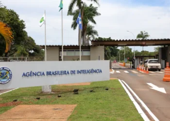 Carlos Bolsonaro e Alexandre Ramagem são indiciados pela PF em inquérito sobre espionagem ilegal na Abin. STF recebe relatório com 36 nomes.