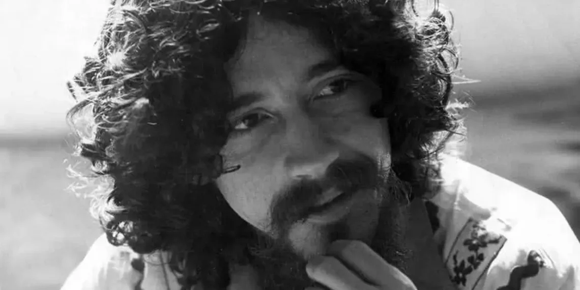 Raul Seixas faria 80 anos neste sábado (28). Considerado o pai do rock brasileiro, o artista deixou mais de 300 músicas e é celebrado até hoje por fãs de todas as idades.