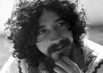 Raul Seixas faria 80 anos neste sábado (28). Considerado o pai do rock brasileiro, o artista deixou mais de 300 músicas e é celebrado até hoje por fãs de todas as idades.