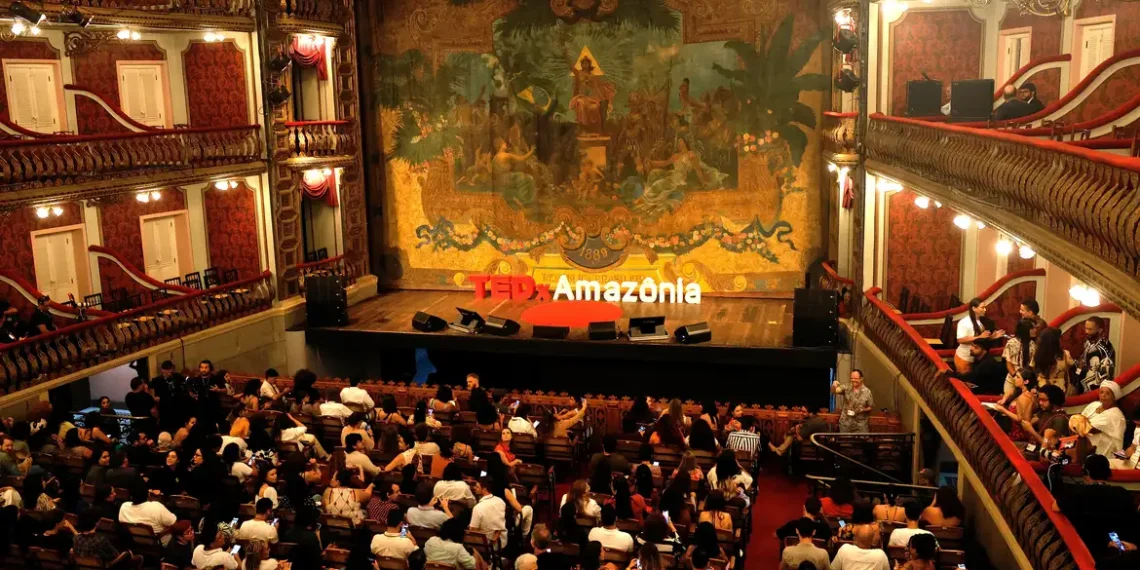 Djuena Tikuna emociona o público no TEDxAmazônia 2025 em Belém com canção sobre a luta indígena pela preservação da floresta amazônica. Evento prepara a cidade para a COP30.