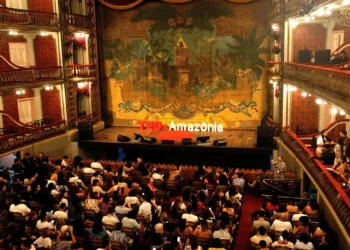 Djuena Tikuna emociona o público no TEDxAmazônia 2025 em Belém com canção sobre a luta indígena pela preservação da floresta amazônica. Evento prepara a cidade para a COP30.
