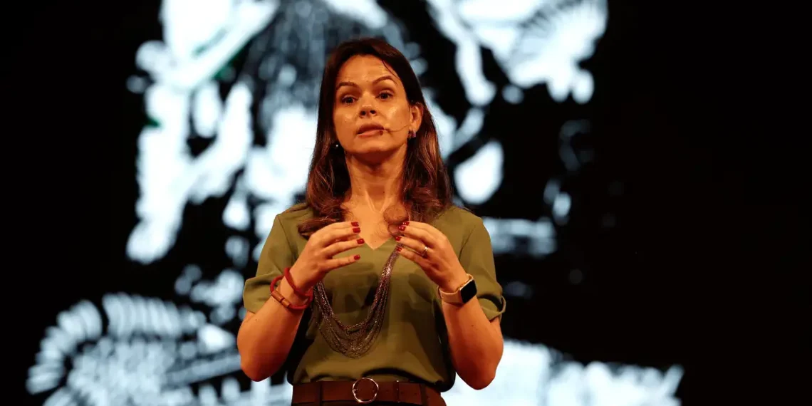 Mariana Plum, especialista em segurança nacional, destaca no TEDxAmazônia 2025 que a Amazônia enfrenta ameaças internas como narcotráfico e desmatamento e pede ação integrada do Estado, Forças Armadas e sociedade civil.