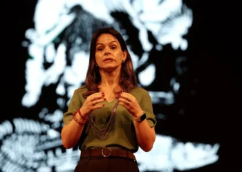 Mariana Plum, especialista em segurança nacional, destaca no TEDxAmazônia 2025 que a Amazônia enfrenta ameaças internas como narcotráfico e desmatamento e pede ação integrada do Estado, Forças Armadas e sociedade civil.