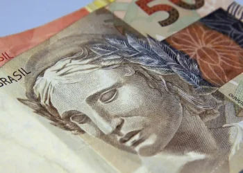 Após aumento do IOF, mercado reage e governo recua.