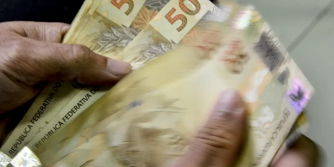 Com alta de 7,66%, arrecadação federal de maio bate recorde histórico e soma R$ 230 bilhões. Impostos sobre apostas e investimentos puxaram crescimento.