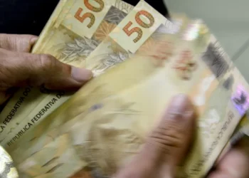 Com alta de 7,66%, arrecadação federal de maio bate recorde histórico e soma R$ 230 bilhões. Impostos sobre apostas e investimentos puxaram crescimento.