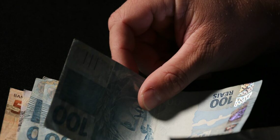 Boletim Focus prevê inflação menor e PIB mais alto em 2025. Dólar deve fechar o ano a R$ 5,72. Mercado segue otimista com cenário econômico.