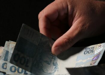 Boletim Focus prevê inflação menor e PIB mais alto em 2025. Dólar deve fechar o ano a R$ 5,72. Mercado segue otimista com cenário econômico.