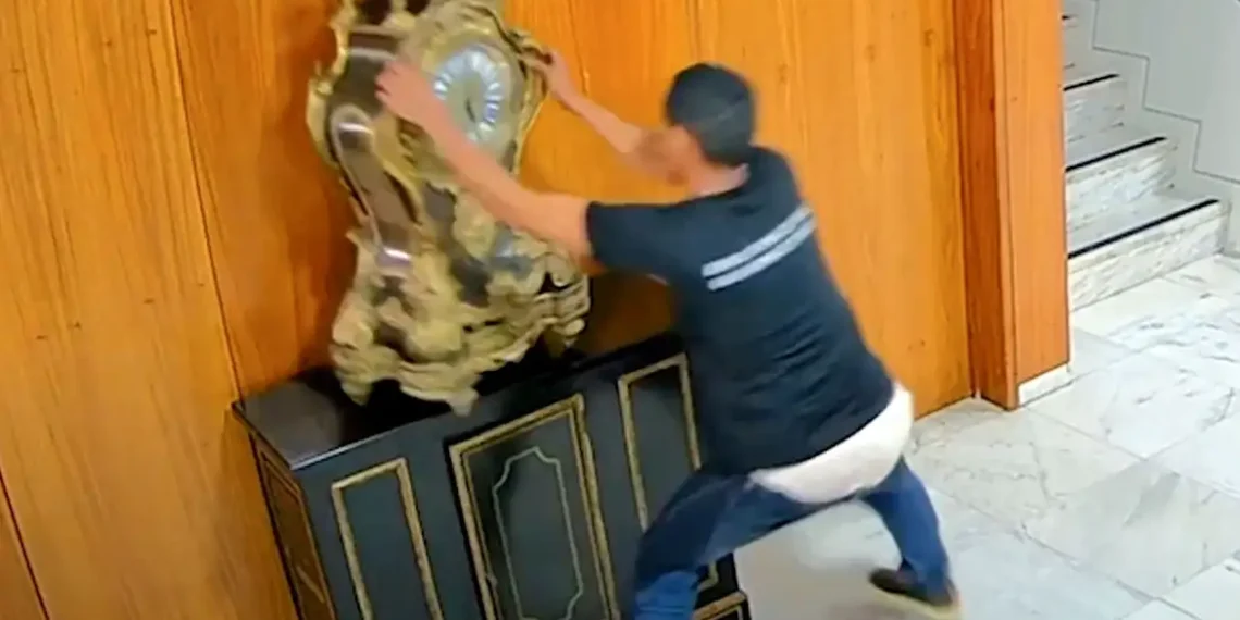Condenado a 17 anos por depredação no 8 de janeiro, incluindo destruição de relógio histórico, Antônio Cláudio Alves Ferreira teve progressão para o regime semiaberto autorizada pela Justiça de Minas Gerais.