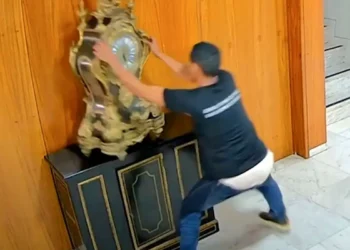 Condenado a 17 anos por depredação no 8 de janeiro, incluindo destruição de relógio histórico, Antônio Cláudio Alves Ferreira teve progressão para o regime semiaberto autorizada pela Justiça de Minas Gerais.