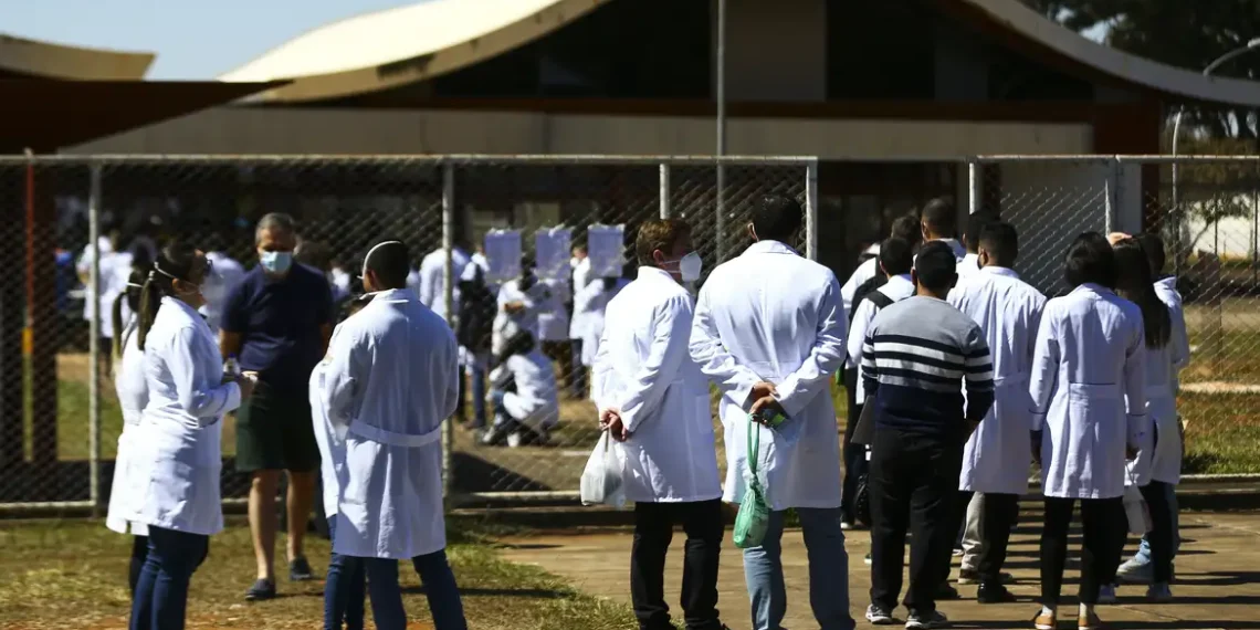 Inep divulga nota de corte da segunda etapa do Revalida 2025: candidatos precisam atingir 65,655 pontos na prova prática. Etapa será aplicada em julho.