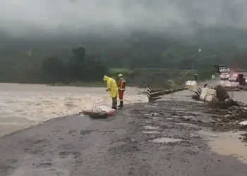 Quarta morte confirmada pelas chuvas no RS; mais de 6 mil desalojados, municípios em emergência e previsão de frio intenso e ventos costeiros.