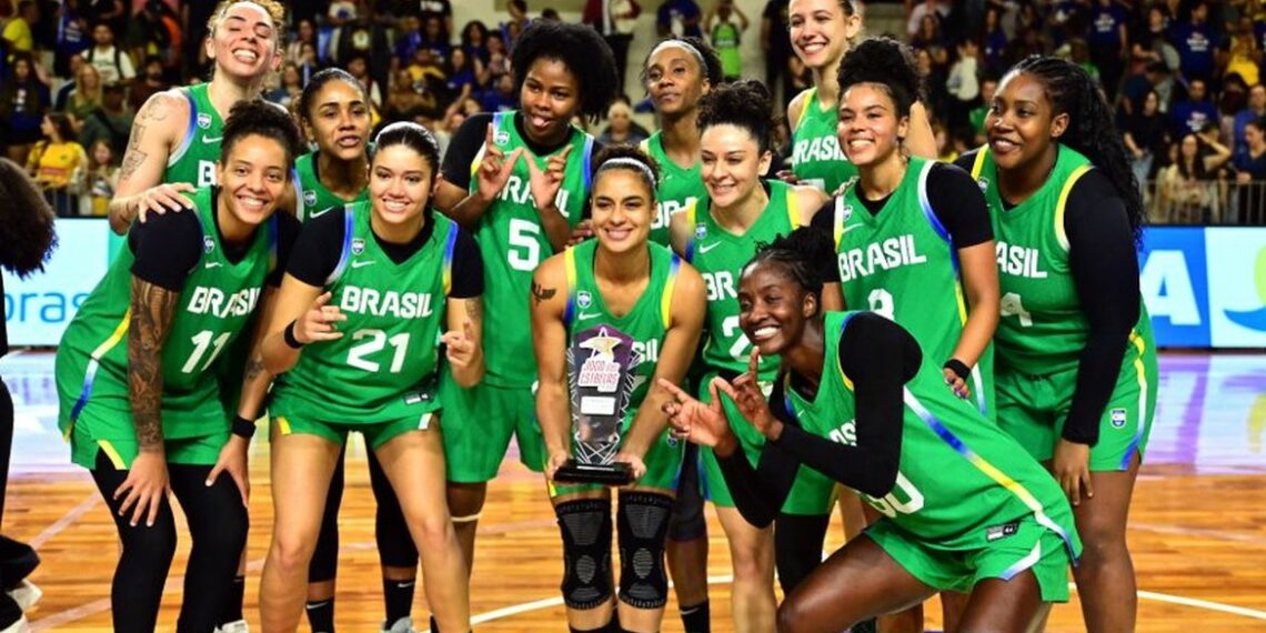 A técnica Pokey Chatman anunciou as 12 jogadoras convocadas para defender o Brasil na AmeriCupW 2025, no Chile. A estreia será contra a Argentina neste sábado (28).