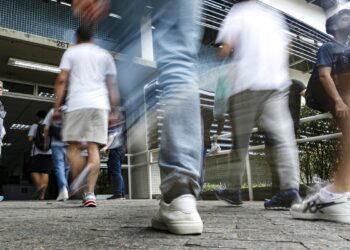 Candidatos do Enem 2025 têm até esta sexta-feira (27) para pagar a taxa de R$ 85 e confirmar a inscrição. Também termina hoje o prazo para recurso de atendimento especializado.