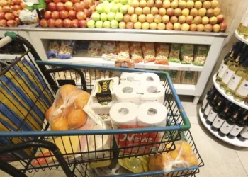 Depois de nove meses de alta, alimentos registram queda e contribuem para desaceleração da inflação. IPCA-15 de junho fecha em 0,26%, com impacto da energia elétrica e recuo nos combustíveis.