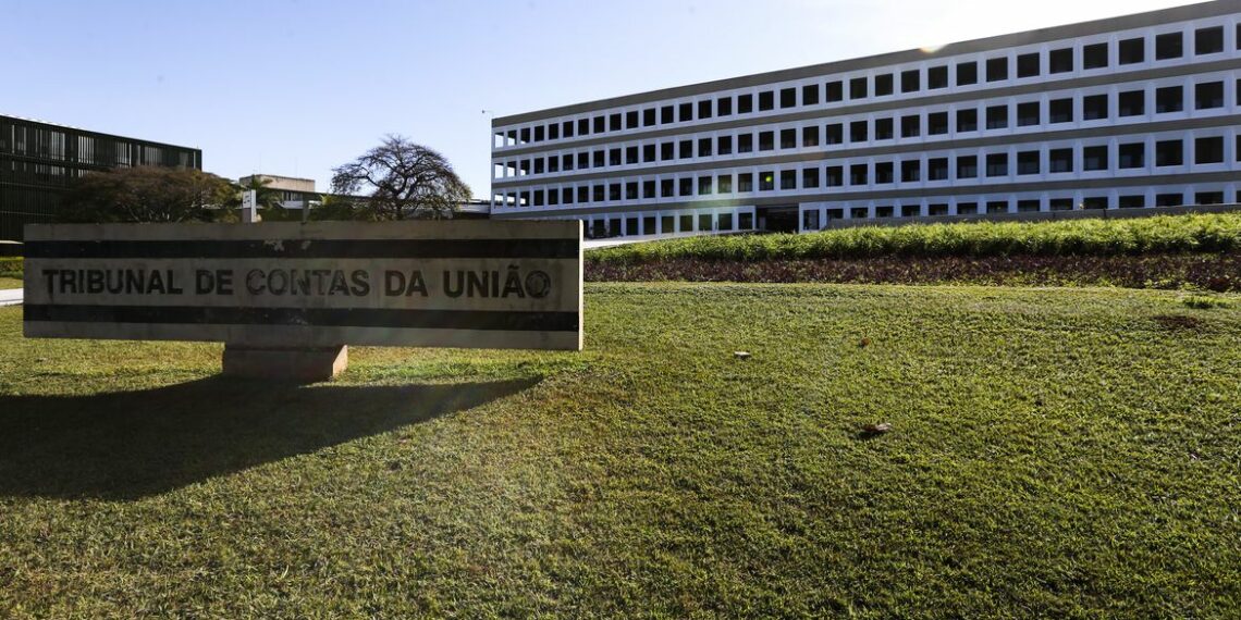 TCU aprova com ressalvas as contas do governo Lula de 2024. Tribunal alerta para renúncias fiscais, gastos previdenciários e restos a pagar. Veja os principais pontos.