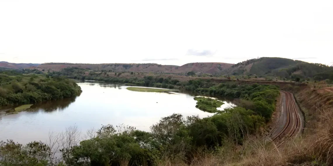Estudo da Uerj alerta que mudanças climáticas podem comprometer restauração do Rio Doce. Sem considerar o clima futuro, medidas atuais podem perder eficácia.