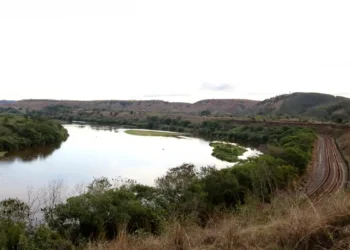 Estudo da Uerj alerta que mudanças climáticas podem comprometer restauração do Rio Doce. Sem considerar o clima futuro, medidas atuais podem perder eficácia.