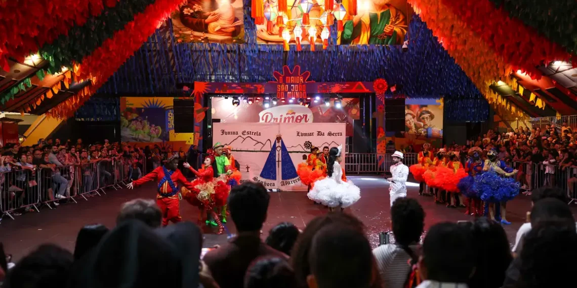 Parque do Povo recebe milhares no ápice do São João de Campina Grande. Festa cresceu desde os anos 80 e hoje movimenta R$ 740 milhões por ano.