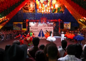 Parque do Povo recebe milhares no ápice do São João de Campina Grande. Festa cresceu desde os anos 80 e hoje movimenta R$ 740 milhões por ano.