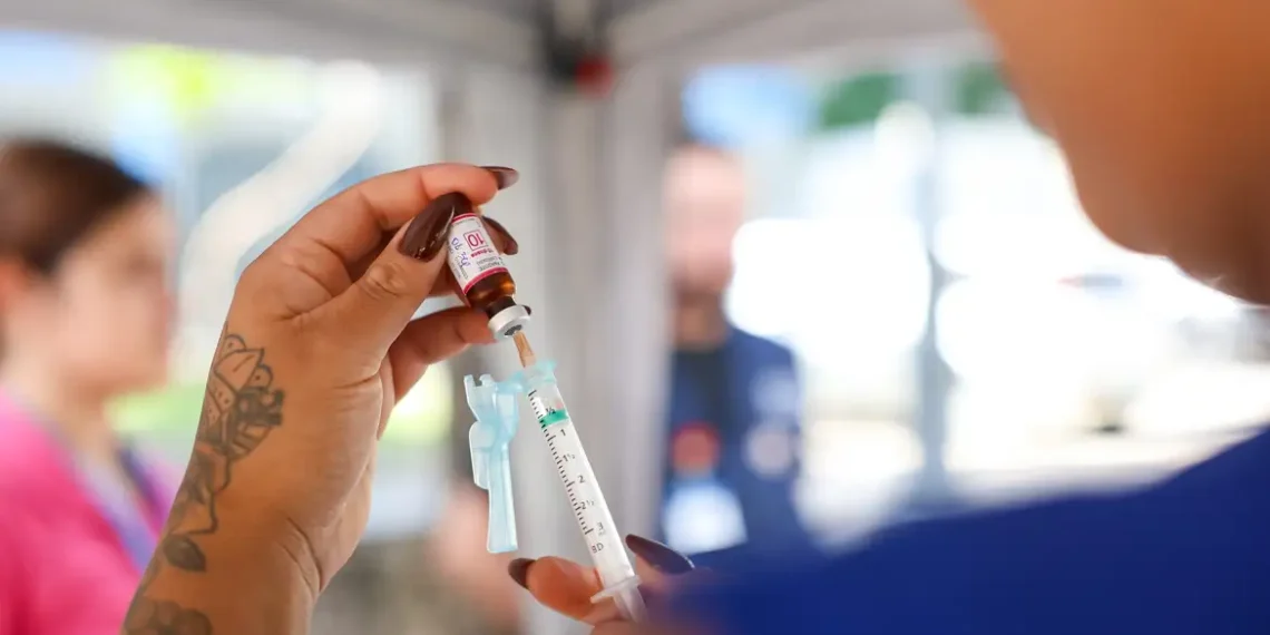 A partir de 1º de julho, o reforço da vacina contra meningite em bebês será feito com a meningocócica ACWY, ampliando a proteção para quatro sorotipos. Medida visa conter surtos.