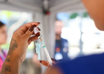 A partir de 1º de julho, o reforço da vacina contra meningite em bebês será feito com a meningocócica ACWY, ampliando a proteção para quatro sorotipos. Medida visa conter surtos.
