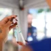 A partir de 1º de julho, o reforço da vacina contra meningite em bebês será feito com a meningocócica ACWY, ampliando a proteção para quatro sorotipos. Medida visa conter surtos.