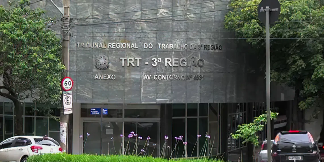 Justiça do Trabalho em Minas Gerais mantém condenação de supermercado que discriminou trabalhadora trans. Empresa foi punida por danos morais e acúmulo de funções.