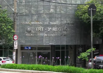 Justiça do Trabalho em Minas Gerais mantém condenação de supermercado que discriminou trabalhadora trans. Empresa foi punida por danos morais e acúmulo de funções.