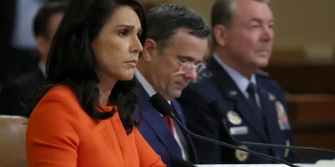 Tulsi Gabbard contradiz governo Trump e diz que Irã não desenvolve bomba nuclear Em março, Tulsi Gabbard, chefe da inteligência dos EUA, declarou que o Irã não constrói armas nucleares. Mesmo assim, Trump apoiou ataque de Israel ao país persa alegando ameaça atômica.