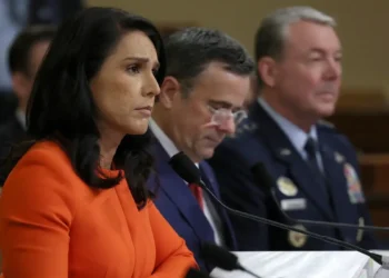Tulsi Gabbard contradiz governo Trump e diz que Irã não desenvolve bomba nuclear Em março, Tulsi Gabbard, chefe da inteligência dos EUA, declarou que o Irã não constrói armas nucleares. Mesmo assim, Trump apoiou ataque de Israel ao país persa alegando ameaça atômica.