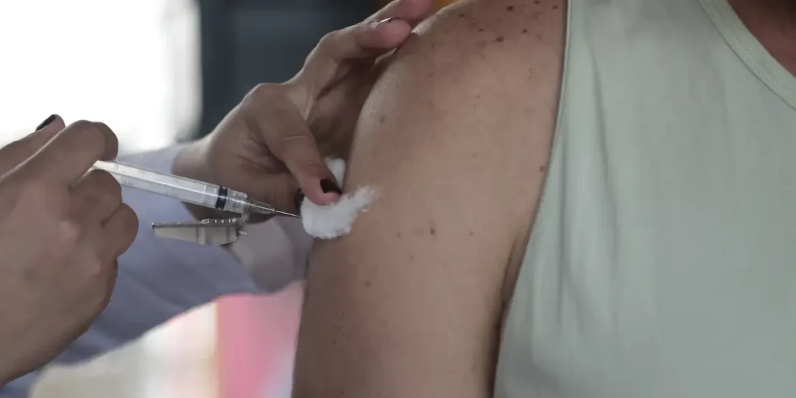 Boletim InfoGripe da Fiocruz alerta para aumento expressivo de casos de Síndrome Respiratória Aguda no Brasil em 2024, com impacto maior entre idosos e crianças.