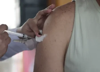 Boletim InfoGripe da Fiocruz alerta para aumento expressivo de casos de Síndrome Respiratória Aguda no Brasil em 2024, com impacto maior entre idosos e crianças.