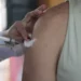 Boletim InfoGripe da Fiocruz alerta para aumento expressivo de casos de Síndrome Respiratória Aguda no Brasil em 2024, com impacto maior entre idosos e crianças.