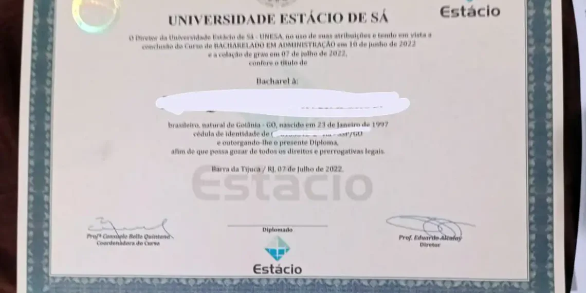 Polícia Federal realiza operação contra esquema de falsificação de diplomas de ensino superior usados para exercer profissões ilegalmente. Mandados foram cumpridos em 12 estados e no DF.