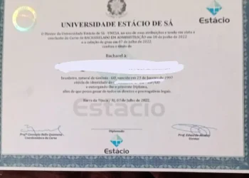 Polícia Federal realiza operação contra esquema de falsificação de diplomas de ensino superior usados para exercer profissões ilegalmente. Mandados foram cumpridos em 12 estados e no DF.