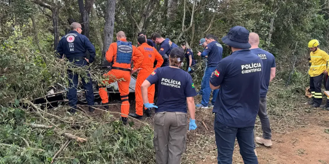 Acidente com balão em Praia Grande (SC) deixa oito mortos e 13 sobreviventes. Três vítimas foram encontradas carbonizadas, abraçadas no cesto. Investigação apura falha no maçarico.