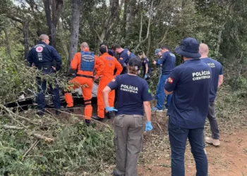 Acidente com balão em Praia Grande (SC) deixa oito mortos e 13 sobreviventes. Três vítimas foram encontradas carbonizadas, abraçadas no cesto. Investigação apura falha no maçarico.