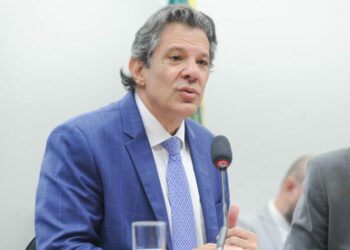 Fernando Haddad afirma que tarifaço de Trump contra produtos brasileiros não tem base econômica e foi articulado por extremistas ligados à família Bolsonaro. Ministro aposta na diplomacia para reverter decisão.