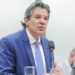 Fernando Haddad afirma que tarifaço de Trump contra produtos brasileiros não tem base econômica e foi articulado por extremistas ligados à família Bolsonaro. Ministro aposta na diplomacia para reverter decisão.