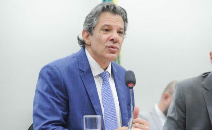 Fernando Haddad afirma que tarifaço de Trump contra produtos brasileiros não tem base econômica e foi articulado por extremistas ligados à família Bolsonaro. Ministro aposta na diplomacia para reverter decisão.