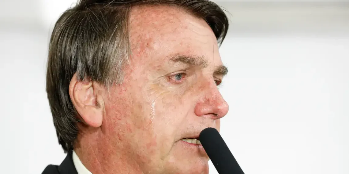 Jair Bolsonaro é alvo de operação da Polícia Federal e terá que usar tornozeleira eletrônica. STF também impõe restrições de circulação e comunicação. Defesa e PL reagem.