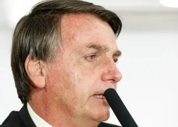 Jair Bolsonaro é alvo de operação da Polícia Federal e terá que usar tornozeleira eletrônica. STF também impõe restrições de circulação e comunicação. Defesa e PL reagem.