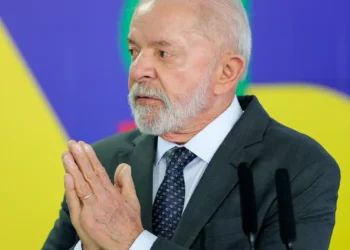 Lula veta redução de pena mínima para lavagem de dinheiro e sanciona lei que endurece punições para furto de cabos, com foco em serviços essenciais. Veja o que muda.