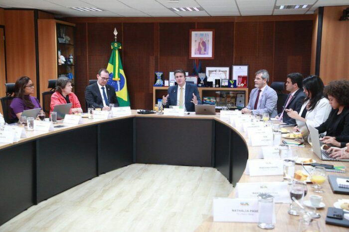Brasil alcança 59,2% de crianças alfabetizadas em 2024. Tragédia no RS impediu meta de 60%. Ceará lidera ranking nacional com 85,3%.