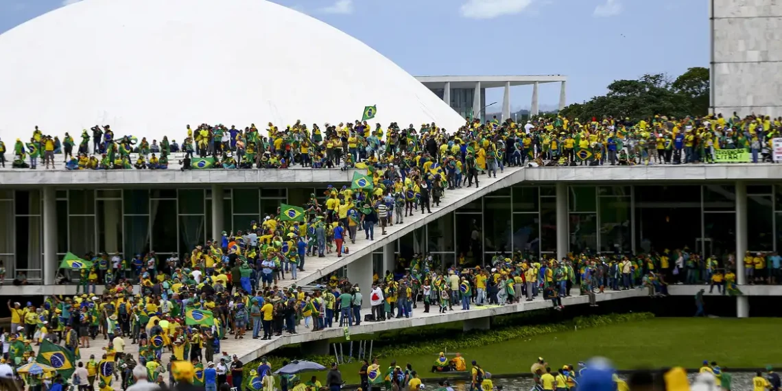 Supremo Tribunal Federal condena homem a 17 anos de prisão por participação nos atos de 8 de janeiro e furto de bola autografada por Neymar. Réu também terá que pagar R\$ 30 milhões por danos.