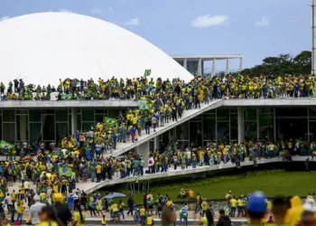Supremo Tribunal Federal condena homem a 17 anos de prisão por participação nos atos de 8 de janeiro e furto de bola autografada por Neymar. Réu também terá que pagar R\$ 30 milhões por danos.