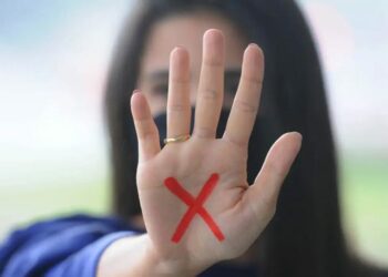Lei sancionada por Geraldo Alckmin impede a redução do prazo de prescrição e o uso de atenuantes por idade em crimes sexuais contra mulheres. Medida reforça combate à impunidade.