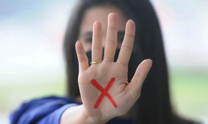 Lei sancionada por Geraldo Alckmin impede a redução do prazo de prescrição e o uso de atenuantes por idade em crimes sexuais contra mulheres. Medida reforça combate à impunidade.